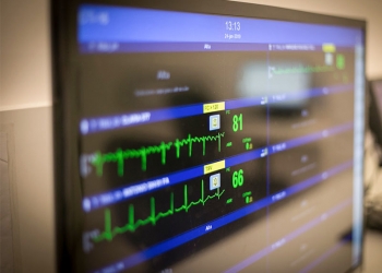 Horário ampliado de visitas na UTI não afeta segurança de pacientes críticos e beneficia familiares, diz estudo