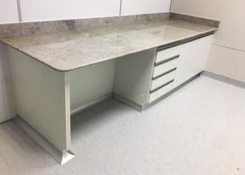 Farmácias satélites do Hospital Cárdio Pulmonar possuem mobiliário que minimiza riscos de contaminação