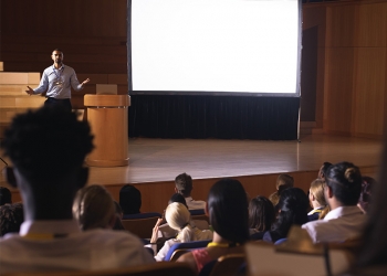Representantes da indústria da Saúde debatem ética e inflação médica, em Summit