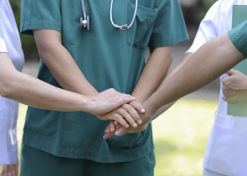 Médicos são os profissionais em quem os brasileiros mais confiam e depositam credibilidade