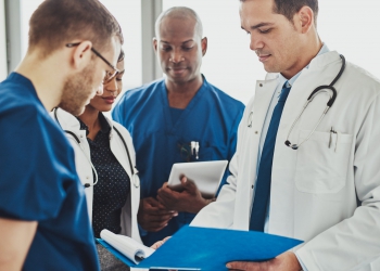 Explode número de médicos no Brasil, mas distorções na distribuição dos profissionais ainda é desafio para gestores