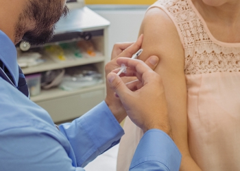 A demora do Governo em adotar uma linguagem sólida e adequada sobre a vacinação aumenta o risco das falsificações