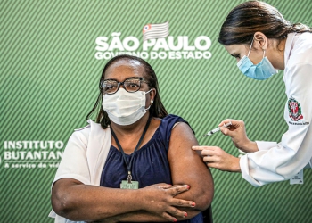 Primeira vacinada do país, enfermeira Mônica Calazans ajuda a salvar vidas na capital paulista