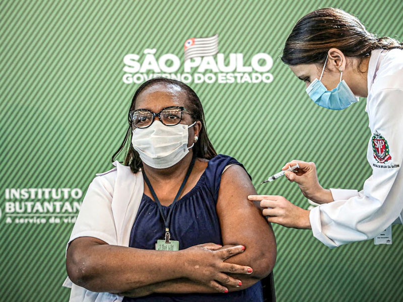 Primeira vacinada do país, enfermeira Mônica Calazans ajuda a salvar vidas na capital paulista