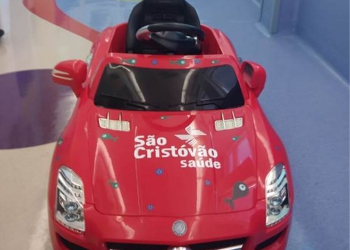 Crianças internadas no Grupo São Cristóvão Saúde vão para a cirurgia no novo carrinho elétrico infantil