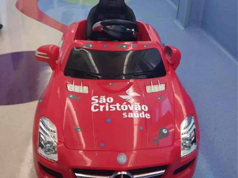 Crianças internadas no Grupo São Cristóvão Saúde vão para a cirurgia no novo carrinho elétrico infantil