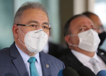 Queiroga toma posse em cerimômia discreta