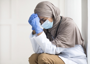 Pesquisa revela que 89% dos profissionais de saúde da linha de frente estão psicologicamente cansados