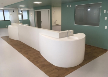 Peças produzidas em Durasein utilizadas no Hospital Anchieta proporcionam curvas e formas únicas no design hospitalar.