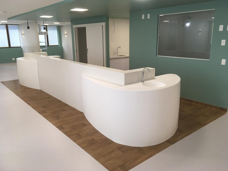 Peças produzidas em Durasein utilizadas no Hospital Anchieta proporcionam curvas e formas únicas no design hospitalar.