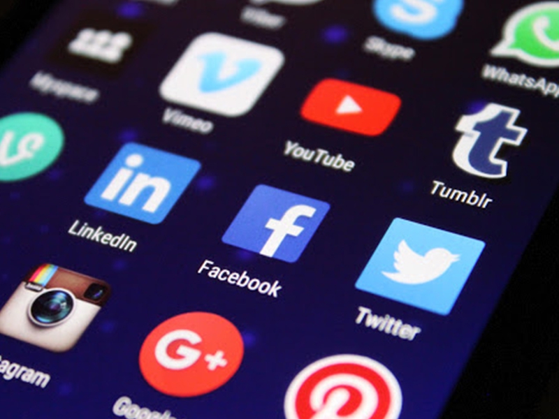 Usuários do Twitter criticam falta de resposta do governo aos e-mails da Pfizer e marcam governadores dos seus estados em posts