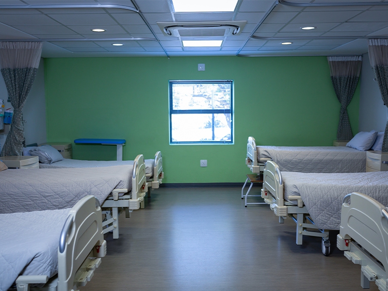 Após vacinação, volume de internação por Covid-19 no Einstein caiu em até 78%, mostra análise