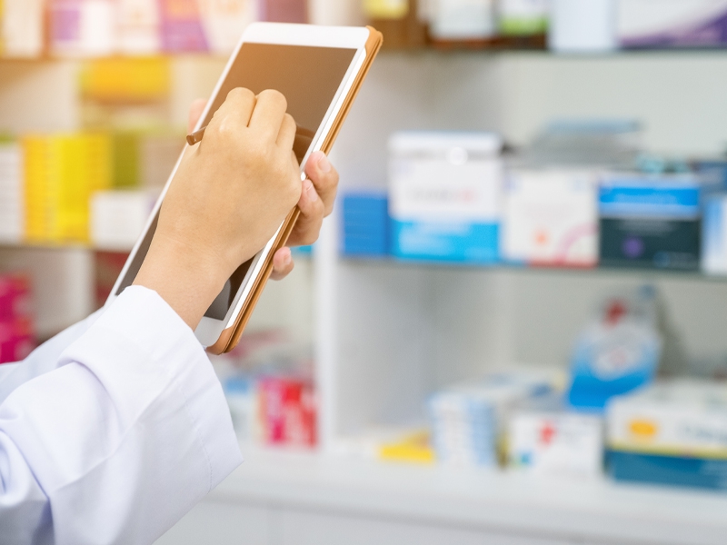 “Qualificação da Assistência Farmacêutica: como a Saúde Digital pode ajudar e o que precisamos para avançar?”, por Julia Cestari Santos e Tatiana Kascher