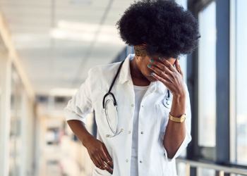 Pesquisa aponta sobrecarga mental e física entre profissionais da Saúde