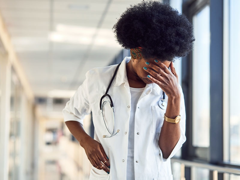 Pesquisa aponta sobrecarga mental e física entre profissionais da Saúde