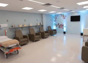 Instituição focada na ciência destina espaço amplo para pesquisas Nesta segunda-feira (7/2), houve a inauguração do novo espaço para o Centro de Pesquisas Clínicas do Hospital São Lucas da PUCRS. A instituição possui em seus valores, conectar o ensino e a pesquisa focados na inovação. Para garantir os avanços adequados e o foco na ciência, a instituição inaugurou um espaço que conta com 800M² de um ambiente amplo e completo. Centro de Pesquisa Clínica Hospital São Lucas da PUCRS O Centro iniciou suas atividades em 2008 e integra a Rede Nacional de Pesquisa Clínica, iniciativa conjunta dos Ministérios da Ciência e Tecnologia e da Saúde para testar medicamentos utilizados no Sistema Único de Saúde (SUS). O intuito do CPC é a evolução do tratamento das doenças, o que está diretamente relacionado à descoberta de novas drogas. No entanto, antes que sejam utilizadas, elas devem passar por rigorosos testes, chamados de ensaios clínicos, para validar sua eficácia e segurança para o paciente. Centro de Pesquisa Clínica Hospital São Lucas da PUCRS Desde o seu início, já foram executadas centenas de pesquisas, com mais mil voluntários, dezenas de equipes multidisciplinares, médicos pesquisadores e especialidades médicas. As pesquisas clínicas fazem parte dos principais avanços na saúde promovidos pelo HSL. Neste momento de pandemia de COVID-19, o centro contou com os estudos pioneiros da vacina Coronavac, parceria do HSL com o Instituto Butantan, vacina já aplicada em mais de 84,2 milhões de doses no Brasil, entre outros estudos que afetam o país e o mundo. Centro de Pesquisa Clínica Hospital São Lucas da PUCRS Para saber mais informações sobre o Centro de Pesquisas Clínicas, acesse: https://hospitalsaolucas.pucrs.br/br/centro-de-pesquisa-clinica