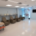 Instituição focada na ciência destina espaço amplo para pesquisas Nesta segunda-feira (7/2), houve a inauguração do novo espaço para o Centro de Pesquisas Clínicas do Hospital São Lucas da PUCRS. A instituição possui em seus valores, conectar o ensino e a pesquisa focados na inovação. Para garantir os avanços adequados e o foco na ciência, a instituição inaugurou um espaço que conta com 800M² de um ambiente amplo e completo. Centro de Pesquisa Clínica Hospital São Lucas da PUCRS O Centro iniciou suas atividades em 2008 e integra a Rede Nacional de Pesquisa Clínica, iniciativa conjunta dos Ministérios da Ciência e Tecnologia e da Saúde para testar medicamentos utilizados no Sistema Único de Saúde (SUS). O intuito do CPC é a evolução do tratamento das doenças, o que está diretamente relacionado à descoberta de novas drogas. No entanto, antes que sejam utilizadas, elas devem passar por rigorosos testes, chamados de ensaios clínicos, para validar sua eficácia e segurança para o paciente. Centro de Pesquisa Clínica Hospital São Lucas da PUCRS Desde o seu início, já foram executadas centenas de pesquisas, com mais mil voluntários, dezenas de equipes multidisciplinares, médicos pesquisadores e especialidades médicas. As pesquisas clínicas fazem parte dos principais avanços na saúde promovidos pelo HSL. Neste momento de pandemia de COVID-19, o centro contou com os estudos pioneiros da vacina Coronavac, parceria do HSL com o Instituto Butantan, vacina já aplicada em mais de 84,2 milhões de doses no Brasil, entre outros estudos que afetam o país e o mundo. Centro de Pesquisa Clínica Hospital São Lucas da PUCRS Para saber mais informações sobre o Centro de Pesquisas Clínicas, acesse: https://hospitalsaolucas.pucrs.br/br/centro-de-pesquisa-clinica