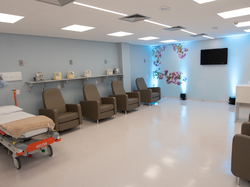 Instituição focada na ciência destina espaço amplo para pesquisas Nesta segunda-feira (7/2), houve a inauguração do novo espaço para o Centro de Pesquisas Clínicas do Hospital São Lucas da PUCRS. A instituição possui em seus valores, conectar o ensino e a pesquisa focados na inovação. Para garantir os avanços adequados e o foco na ciência, a instituição inaugurou um espaço que conta com 800M² de um ambiente amplo e completo. Centro de Pesquisa Clínica Hospital São Lucas da PUCRS O Centro iniciou suas atividades em 2008 e integra a Rede Nacional de Pesquisa Clínica, iniciativa conjunta dos Ministérios da Ciência e Tecnologia e da Saúde para testar medicamentos utilizados no Sistema Único de Saúde (SUS). O intuito do CPC é a evolução do tratamento das doenças, o que está diretamente relacionado à descoberta de novas drogas. No entanto, antes que sejam utilizadas, elas devem passar por rigorosos testes, chamados de ensaios clínicos, para validar sua eficácia e segurança para o paciente. Centro de Pesquisa Clínica Hospital São Lucas da PUCRS Desde o seu início, já foram executadas centenas de pesquisas, com mais mil voluntários, dezenas de equipes multidisciplinares, médicos pesquisadores e especialidades médicas. As pesquisas clínicas fazem parte dos principais avanços na saúde promovidos pelo HSL. Neste momento de pandemia de COVID-19, o centro contou com os estudos pioneiros da vacina Coronavac, parceria do HSL com o Instituto Butantan, vacina já aplicada em mais de 84,2 milhões de doses no Brasil, entre outros estudos que afetam o país e o mundo. Centro de Pesquisa Clínica Hospital São Lucas da PUCRS Para saber mais informações sobre o Centro de Pesquisas Clínicas, acesse: https://hospitalsaolucas.pucrs.br/br/centro-de-pesquisa-clinica