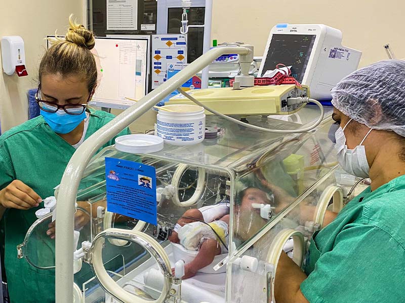 Vida de crianças são salvas por novo conceito de UTI Neonatal Neurológica