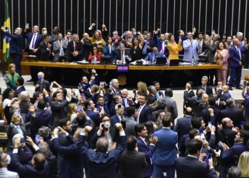 Deputados aprovam projeto que cria piso salarial da enfermagem