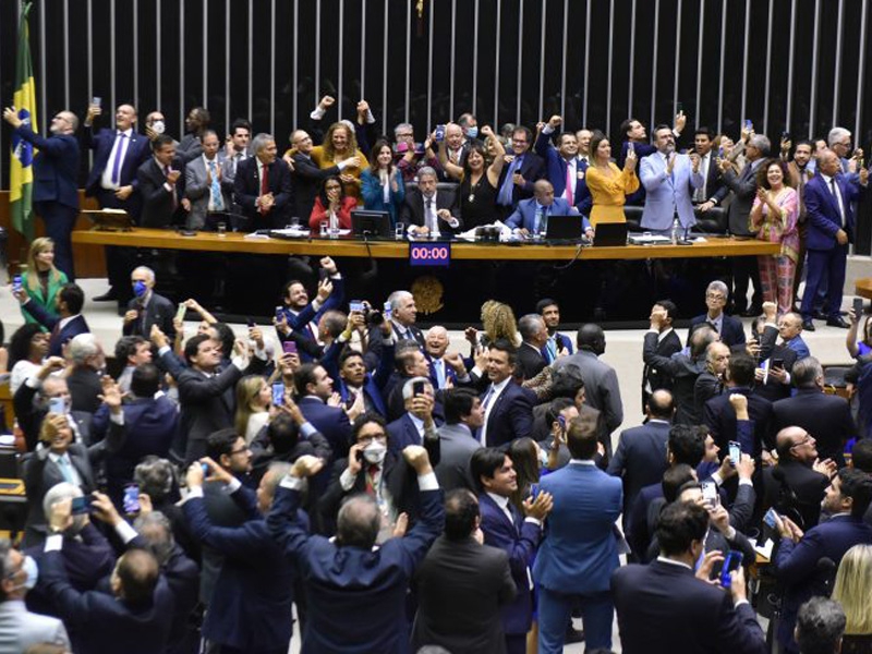 Deputados aprovam projeto que cria piso salarial da enfermagem