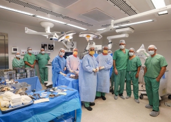 Equipe médica que realizou a primeira cirurgia robótica ortopédica com SkyWalker Robotic, no Vera Cruz Hospital (Foto: Matheus Campos)