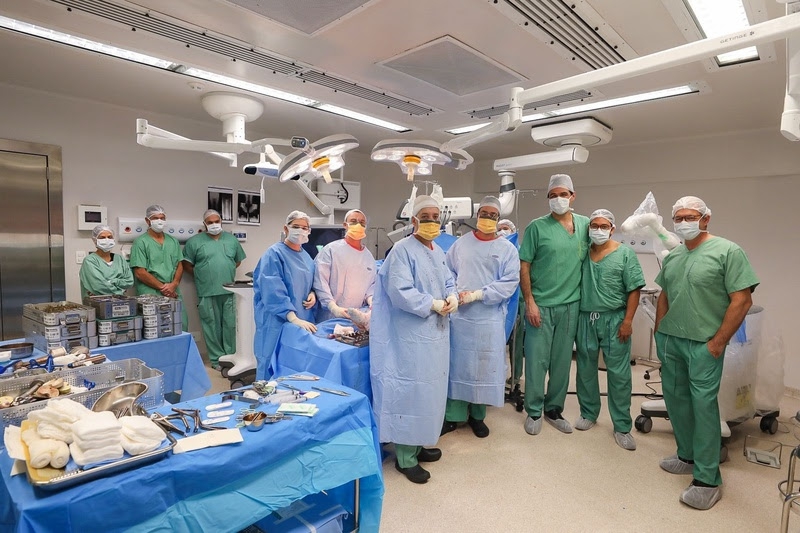 Equipe médica que realizou a primeira cirurgia robótica ortopédica com SkyWalker Robotic, no Vera Cruz Hospital (Foto: Matheus Campos)