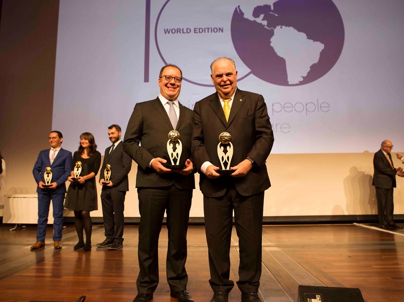Franco Pallamolla e Djalma Rodrigues recebem o prêmio de 100 Mais Influentes da Saúde no Mundo, em 2017.