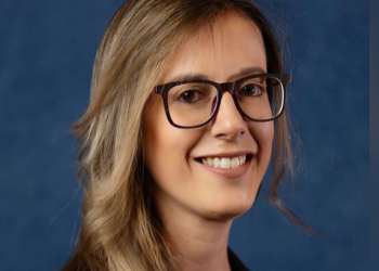 A biotecnologia vem proporcionando avanços na área da saúde, com inovação e melhoria de procedimentos a partir de uma nova perspectiva que esse campo de estudo proporciona. Suas aplicações abrangem desde a produção de medicamentos mais eficazes até o desenvolvimento de terapias avançadas (gênicas e celulares), oferecendo tratamentos para doenças anteriormente intratáveis. Mas, apesar do potencial claro da biotecnologia, ela enfrenta desafios que precisam ser superados para que a medicina possa aproveitar todos os seus benefícios. A biotecnologia é uma área que utiliza sistemas biológicos e a engenharia genética, entre outras ferramentas, para criar soluções que melhorem a saúde humana, além de diversas outras áreas, como agricultura e meio ambiente. O DNA, como portador de informações genéticas, é um dos principais alvos de estudo, mas ela também trabalha com proteínas, células e outros componentes biológicos para alcançar seus objetivos. A partir da modificação da sequência genética das células, elas passam a atuar de forma a trazer os resultados desejados. Por meio da biotecnologia, já foram desenvolvidos muitos medicamentos essenciais, como a insulina produzida por bactérias geneticamente modificadas e a vacina do HPV. Além disso, as terapias gênicas introduzem genes de interesse nos organismos, os denominados genes saudáveis, de maneira a manipular genes disfuncionais que causem problemas de saúde, como doenças raras e câncer. Outro campo que se beneficia com a biotecnologia é a medicina diagnóstica. Isso porque os testes genéticos ajudam a detectar predisposição para doenças, assim como enfermidades em estágio inicial, muitas vezes antes dos sintomas começarem a aparecer, e assim o tratamento começa antes que ela se torne mais invasiva. Isso oferece ao paciente a maior vantagem competitiva com relação às doenças: tempo. Por exemplo, a terapia celular com células CAR-T, uma modalidade da imunoterapia que modifica células do paciente para atacar os tumores, pode ser mais eficiente se feita nos estágios em que ainda não há tantas células cancerígenas espalhadas pelo corpo. No entanto, a evolução da biotecnologia não é um caminho fácil. Um dos principais desafios está relacionado aos aspectos que envolvem a importância de pesquisas aprofundadas voltadas ao conhecimento de todos os aspectos biológicos relacionados a manipulação genética. Outro fator importante é a regulação da biotecnologia, uma vez que as inovações nesse campo caminham alinhadas à avaliação contínua dos sistemas regulatórios, de maneira que a segurança e eficácia de novas terapias estejam garantidas. Mas um dos maiores desafios ainda é o financeiro. O custo agregado voltado a pesquisa e desenvolvimento de novas tecnologias faz com que a produção de tratamentos em larga escala se tornem pouco acessíveis. Isso demonstra a importância da divulgação científica, de maneira que, exemplificando, uma parcela grande da população pode não ter conhecimento da disponibilidade de terapias gênicas, como a da Luxturna, que corrige a cegueira hereditária. De acordo com a consultoria McKinsey, globalmente foram investidos US$35 bilhões para startups deste setor entre 2019 e 2021, mas no Brasil, ainda apenas US$32 milhões desde 2015, demonstrando um mercado ainda pouco explorado, mas de grande potencial. É evidente o quanto a biotecnologia ajuda a medicina com medicamentos mais eficazes, tratamentos personalizados, além de diminuir os testes em animais, mas também é claro que, infelizmente, o acesso a ela para grande parte da sociedade, ainda tem um caminho a percorrer. *Por Sheila Cavalcante, Gerente Regional de Vendas da Corning na América Latina.