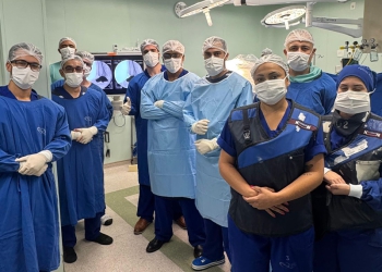 Cirurgia com prótese total de tálus personalizada é realizada
