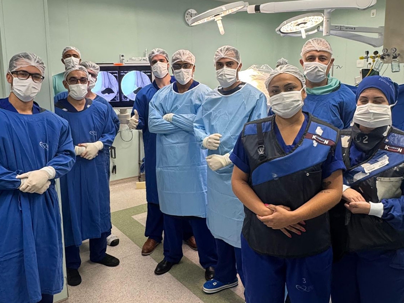 Cirurgia com prótese total de tálus personalizada é realizada