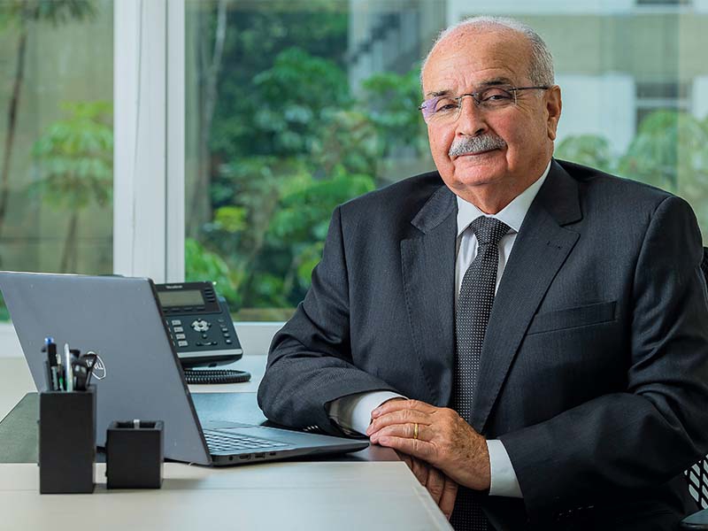 Omar Abujamra destaca avanços tecnológicos e expansão do cooperativismo médico