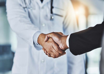 Fusões e aquisições em saúde crescem 37% em 2025, aponta KPMG