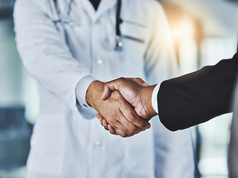 Fusões e aquisições em saúde crescem 37% em 2025, aponta KPMG