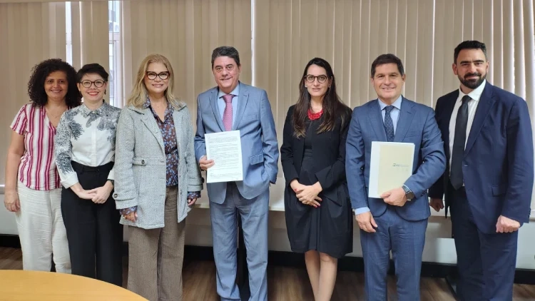 ANS avança em política de descontos para medicamentos e firma novo acordo com a AbbVie