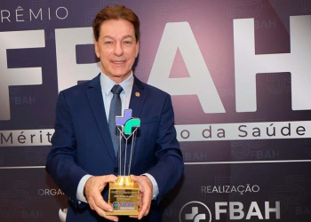 Valdir Ventura recebe o Prêmio FBAH – Mérito em Gestão da Saúde