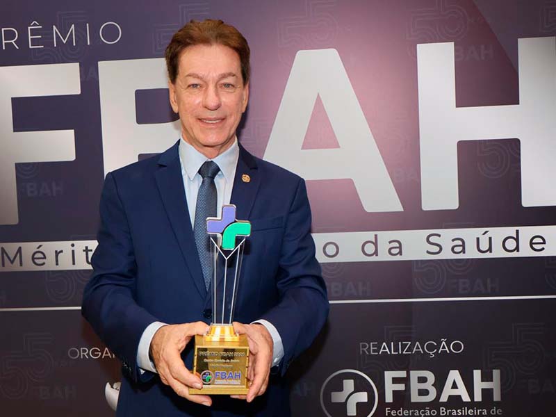 Valdir Ventura recebe o Prêmio FBAH – Mérito em Gestão da Saúde